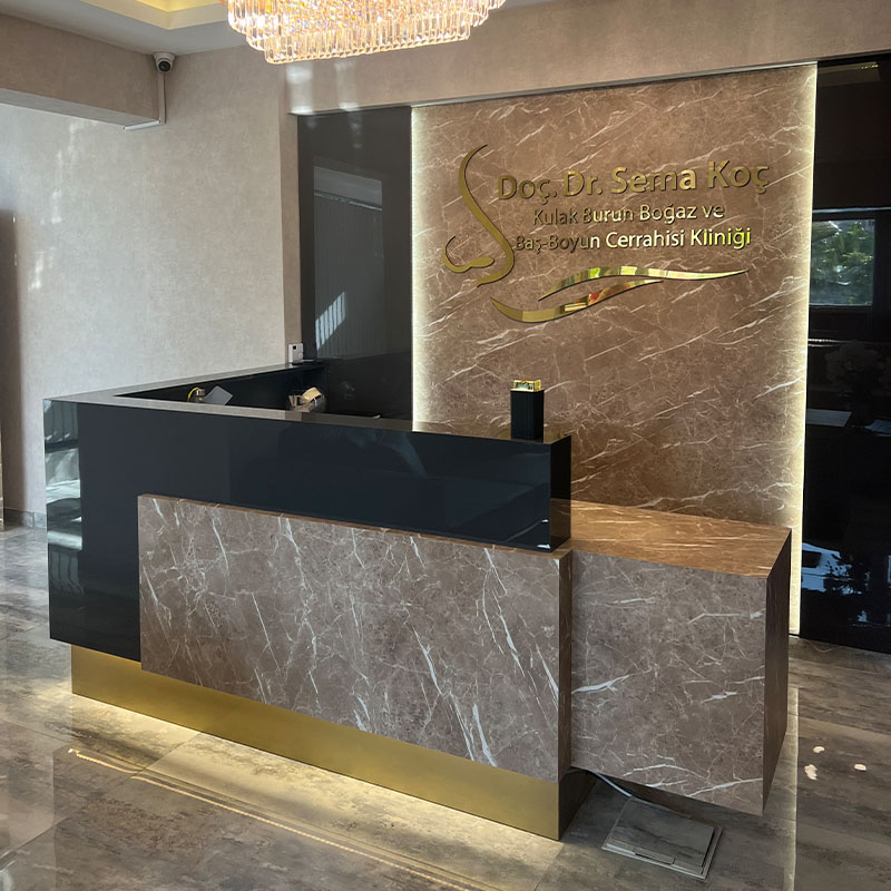 Biyopsi: Şüpheli tümörler veya diğer anormalliklerin doğrulanması için biyopsi yapılabilir. Bu işlem, dokudan küçük bir örnek alınarak mikroskop altında incelenmesini içerir.Ses bozuklukları: Polipler, nodüller veya travma sonrası ses telleri hasarı gibi nedenlerle ortaya çıkabilir.