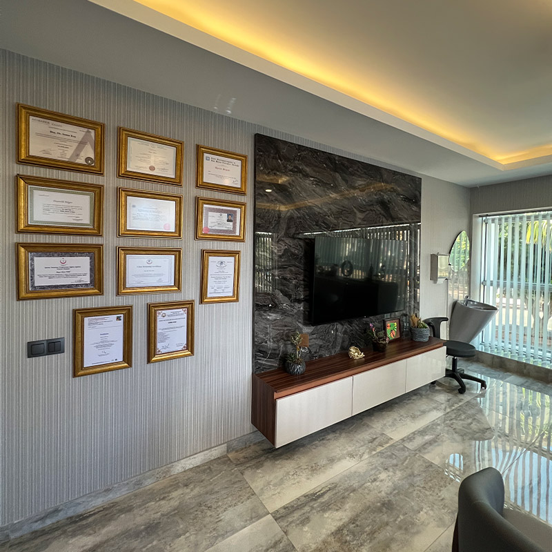 Boğaz ağrısı: Enfeksiyonlar, faranjit, alerjiler veya ses köprüsü nodülleri gibi nedenlerle ortaya çıkabilir.Bademcik iltihabı (Tonsillit): Bakteriyel veya viral enfeksiyonlardan kaynaklanır.